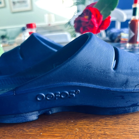 Nearly new Oofos recovery shoes - Picture 2 of 6
